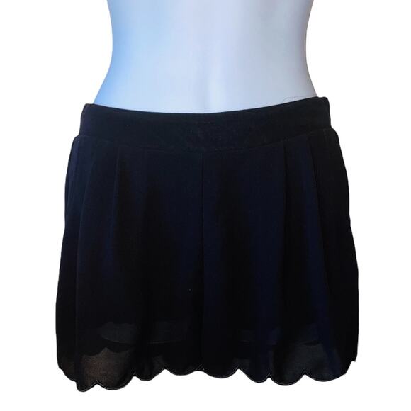 Mine elastic waist pleated front scallop edge shorts - Picture 1 of 5